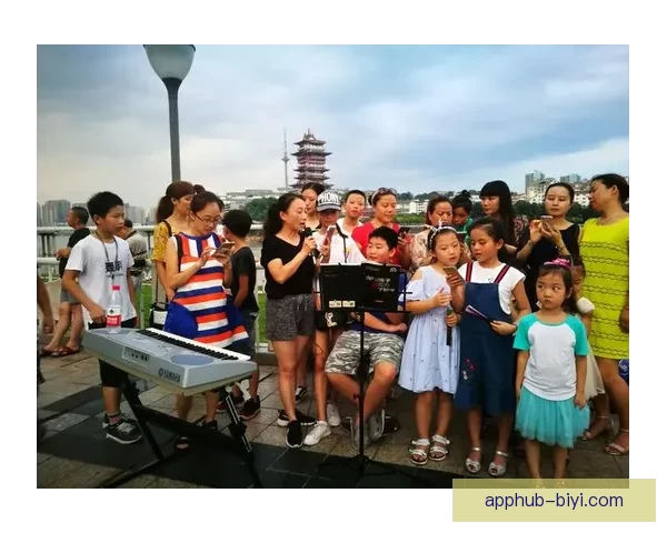 艾维街头演讲引关注 手持麦克风与路人分享独到见解与生活感悟